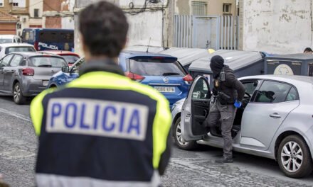 Arde en Pérez Cubillas el coche de un familiar del detenido por el tiroteo mortal de El Torrejón