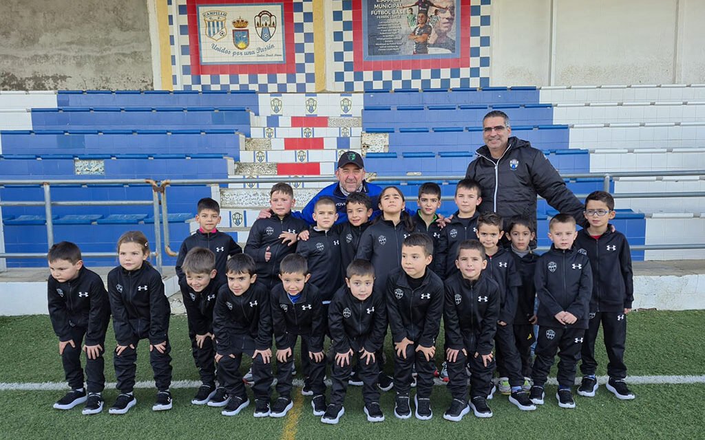 Fermín López dona más de 150 chándales y botas para los niños y niñas de El Campillo