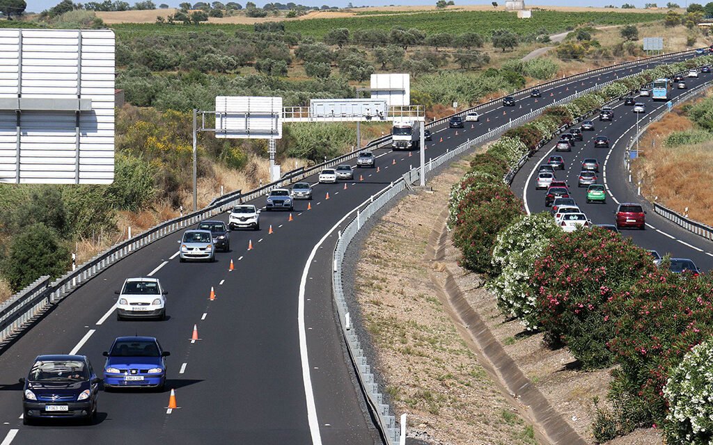 Heridas dos personas por el vuelco de un camión en la A-49