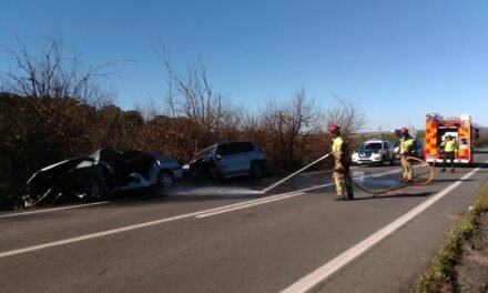 Bomberos rescatan a dos personas atrapadas en un triple accidente en La Palma