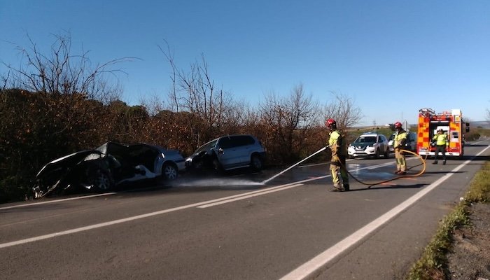 Bomberos rescatan a dos personas atrapadas en un triple accidente en La Palma