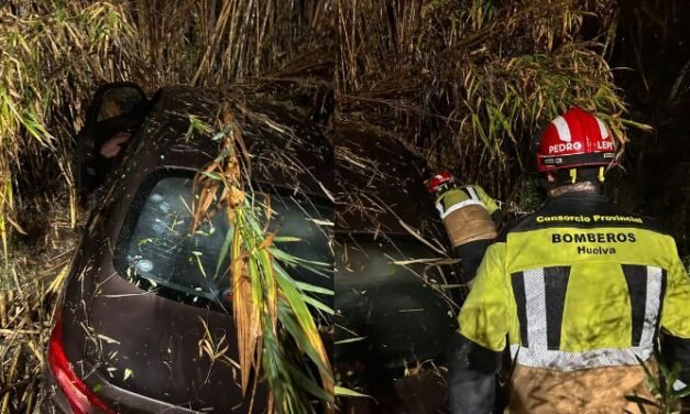 Bomberos rescatan a dos personas atrapadas entre Bonares y Almonte