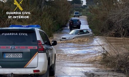 Rescatan a una persona atrapada en su coche por la crecida de un arroyo en Almonte