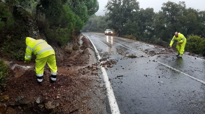 El temporal deja numerosos cortes de carretera en la Sierra