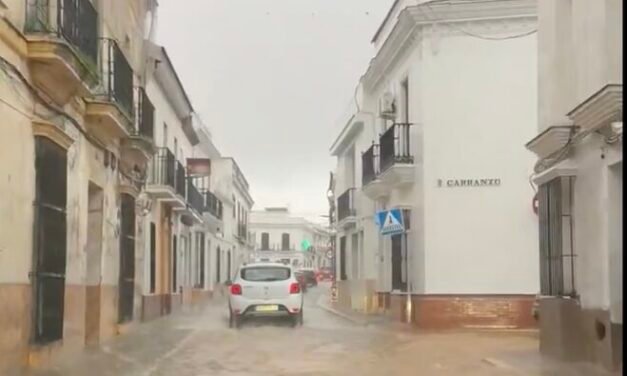 La lluvia anega caminos y viviendas y Aemet decreta el aviso naranja