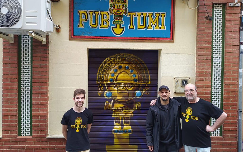 La original obra de Manomatic que ya luce en el mítico Pub Tumi de Huelva