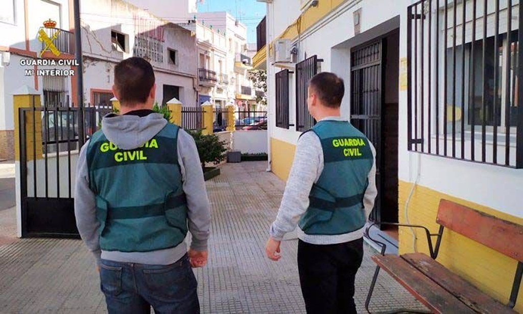 Detienen a un hombre por increpar a guardias civiles y tirarles piedras en Isla Cristina