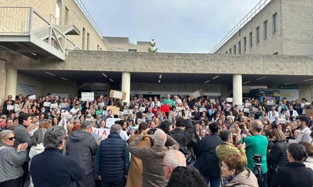 Profesionales sanitarios vuelven a concentrarse para pedir más medios