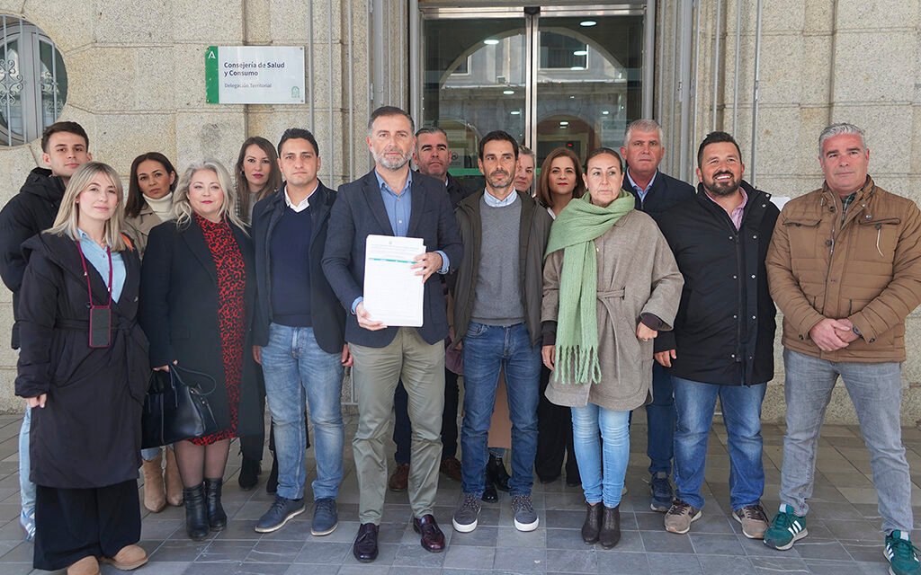 Moguer entrega a Salud 6.000 firmas reclamando mejoras en la atención sanitaria