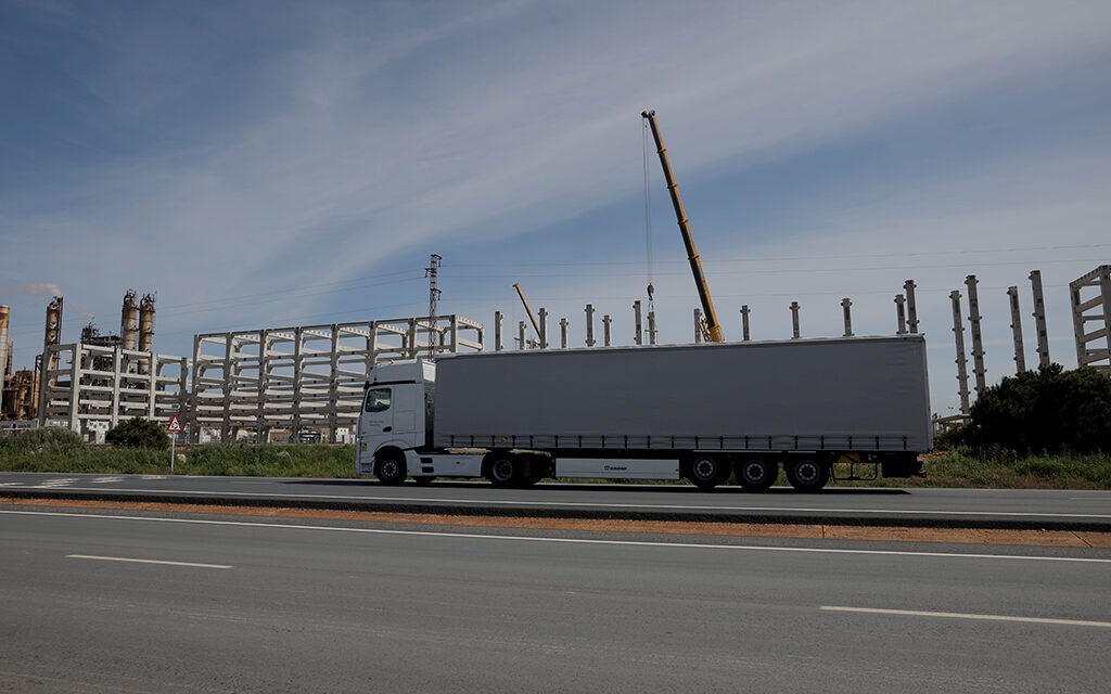 La vuelta a Europa de camiones con biocombustibles llega al Parque Energético de Moeve en Huelva