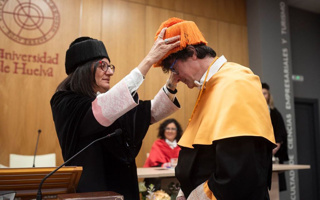 Luis Alberiko Gil Alaña, nuevo Doctor Honoris Causa de la UHU