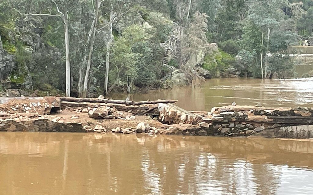 El temporal destroza el puente viejo del Jarrama en Nerva