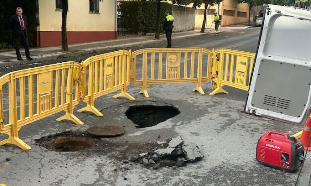 Cede el asfalto en la avenida San Antonio provocando un enorme socavón