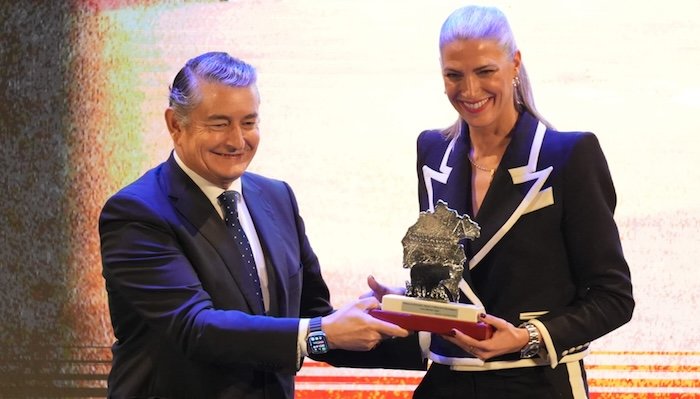 Las bandas de música de Nerva y Zalamea reciben un reconocimiento durante los premios taurinos