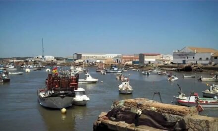 Se hunde un barco en el Muelle Pesquero de Isla Cristina