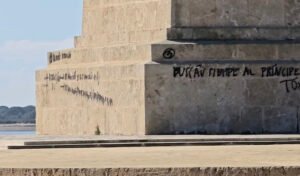 Monumento a Colón vandalizado