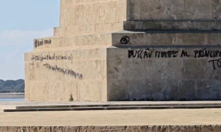 El Monumento a Colón aparece vandalizado con pintadas