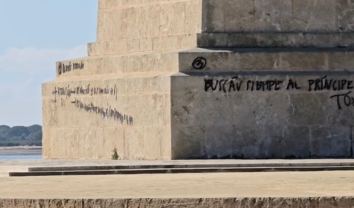 El Monumento a Colón aparece vandalizado con pintadas