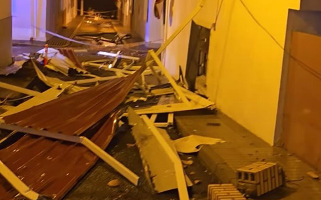 El viento destroza terrazas y viviendas en El Rompido