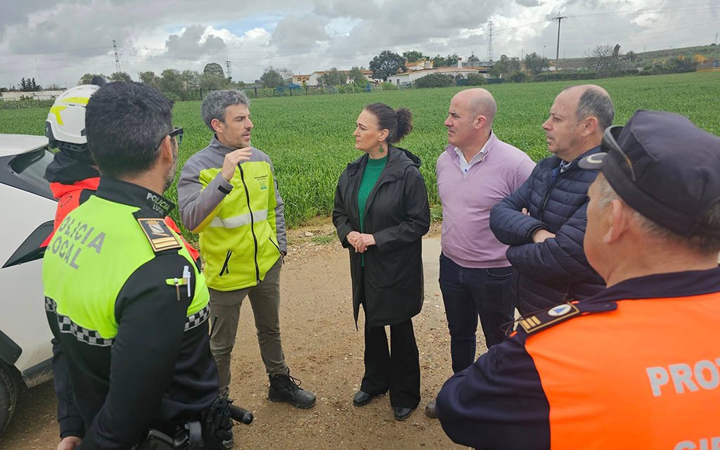 Evacuados vecinos de Gibraleón ante la crecida del Odiel