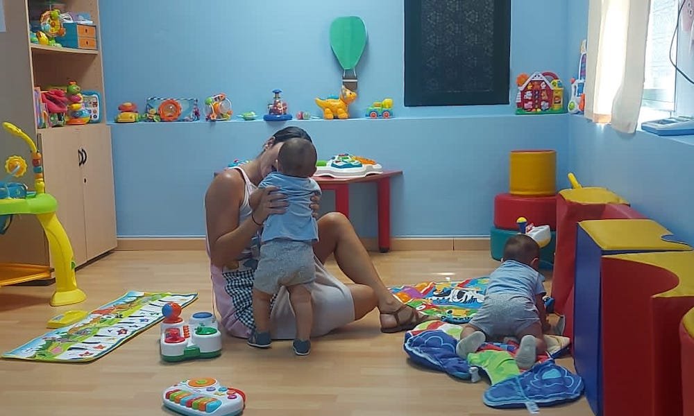 Las madres y padres de la guardería de Nerva se rebelan contra la falta de maestras en el centro