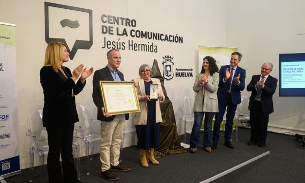 Los hijos de Hermida recogen su distinción de Colegiado de Honor