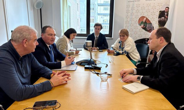 Toscano invita a Bruselas a conocer la «solvente» realidad del sector fresero de Huelva