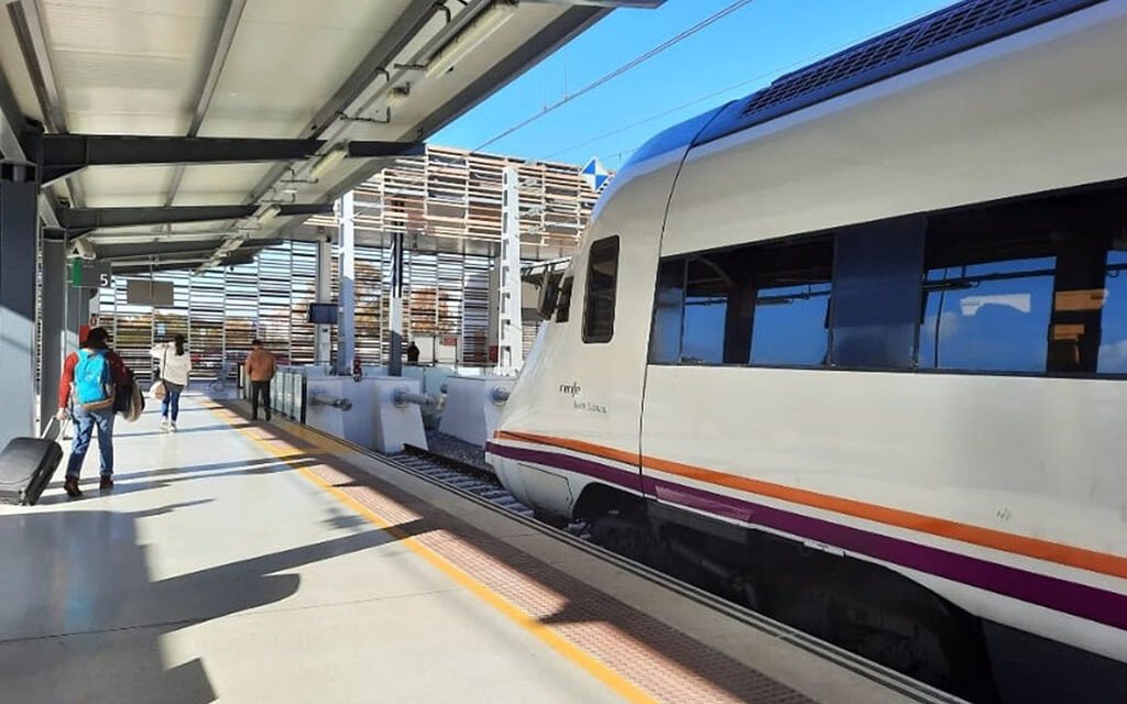 Cortada la línea ferroviaria Huelva-Sevilla por falta de tensión en la catenaria