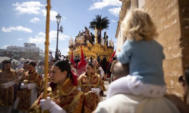 La Borriquita alegra el inicio de la Semana Santa onubense