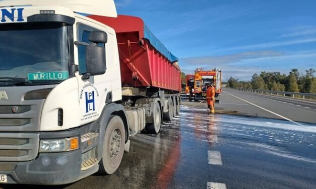 Un camión con concentrado de cobre comienza a arder en plena N-435