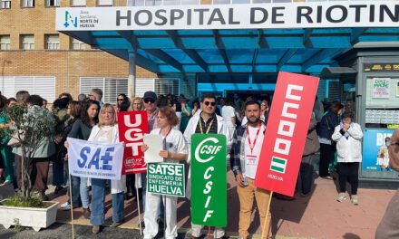 Trabajadores sanitarios se concentran contra el cierre de la planta de cirugía en Riotinto