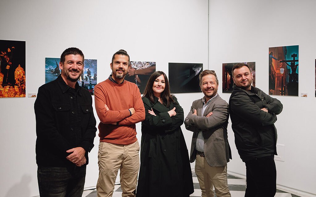 La Sala El Comercial se llena de ‘instantáneas del alma cofrade’