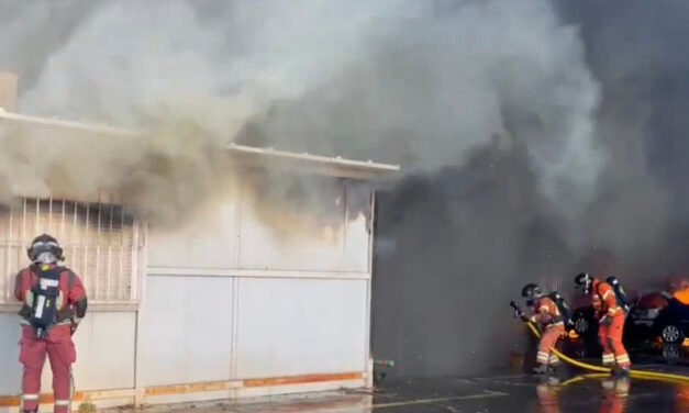 Arde una fábrica de cartones y embalajes en La Palma