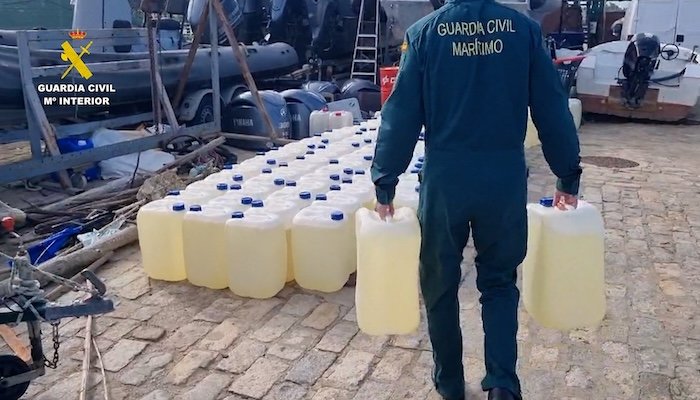 Intervienen casi 600 garrafas de combustible para el narcotráfico entre Isla Cristina y Lepe