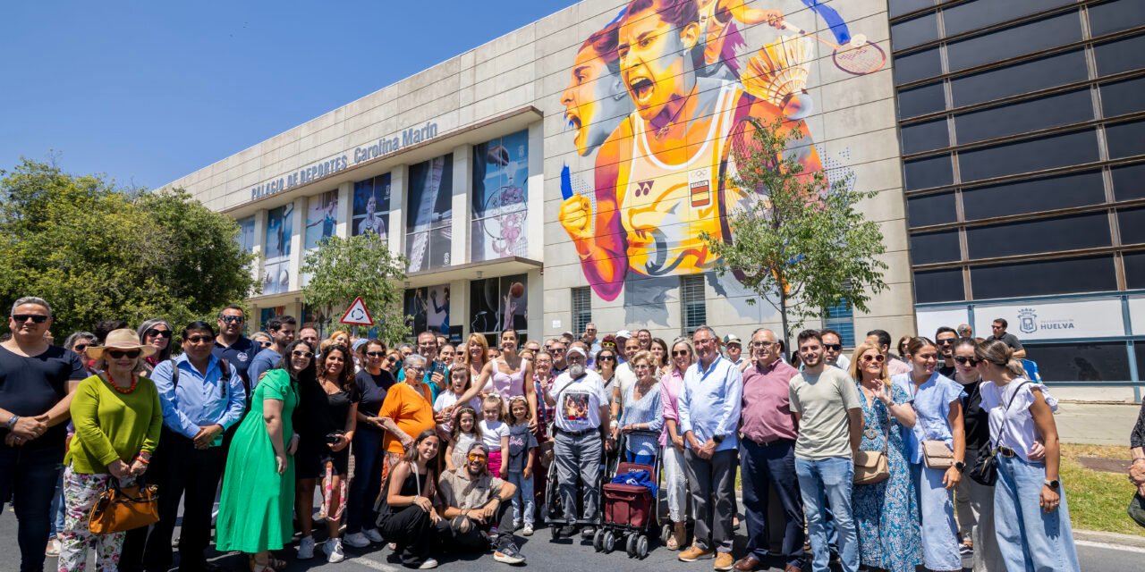 Un gran mural de Carolina Marín decora la fachada del Palacio de Deportes