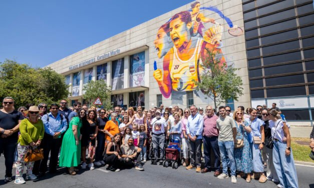 Un gran mural de Carolina Marín decora la fachada del Palacio de Deportes