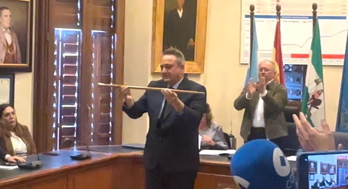 Lozano se convierte en alcalde en un pleno tenso y lleno de reproches