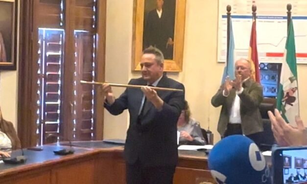 Lozano se convierte en alcalde en un pleno tenso y lleno de reproches