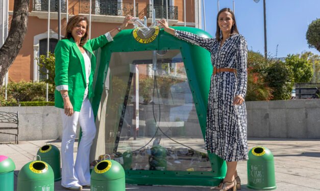El primer contenedor transparente de Huelva derriba mitos sobre el reciclaje de vidrio