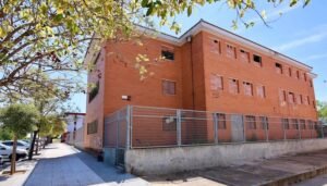 Edificio IES DOñana para jóvenes