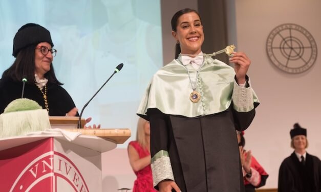 Carolina Marín vive un «momento único» al ser investida Doctora Honoris Causa por la UHU