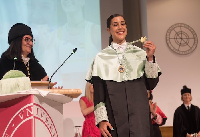Carolina Marín vive un «momento único» al ser investida Doctora Honoris Causa por la UHU