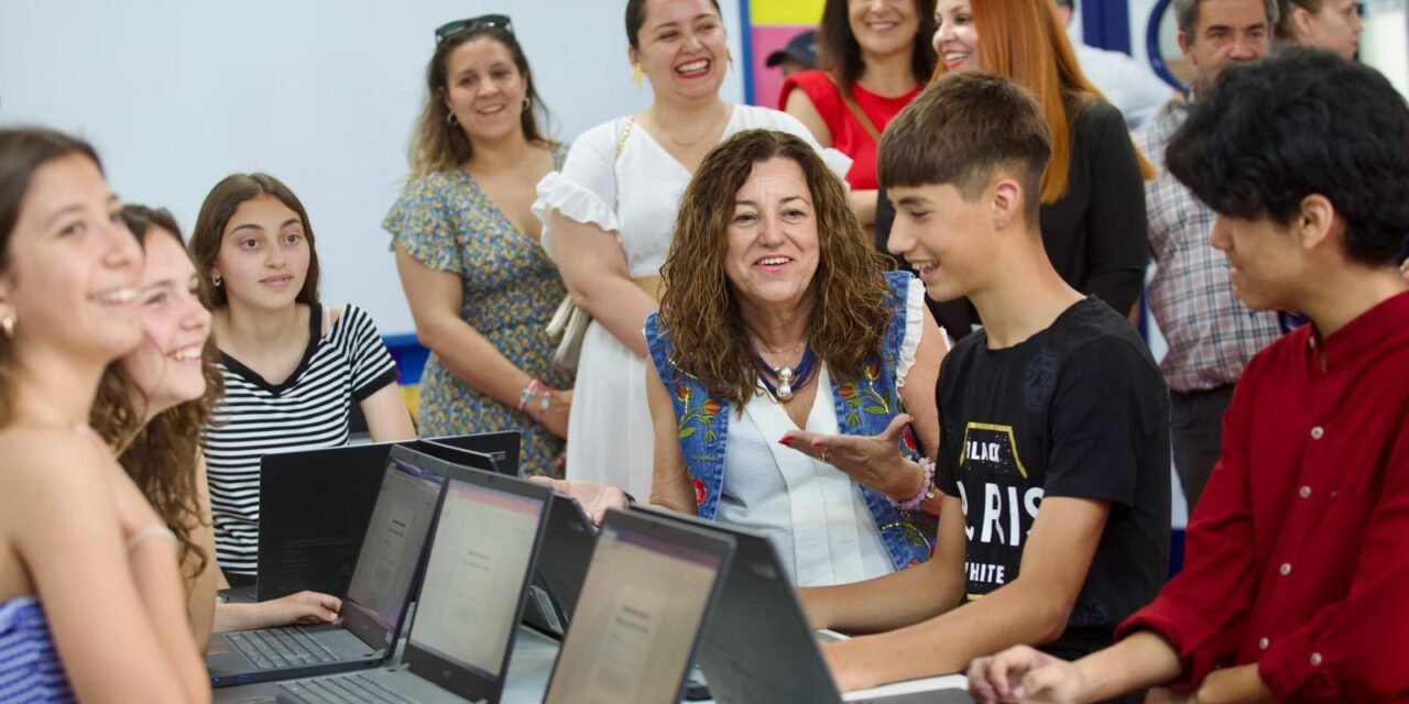 La Junta dota a Huelva de más de 4.200 Aulas Digitales Interactivas