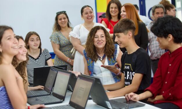 La Junta dota a Huelva de más de 4.200 Aulas Digitales Interactivas