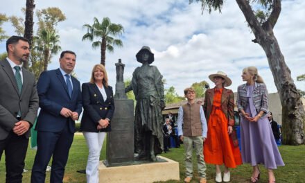 Una escultura rinde homenaje a Miss Whitney junto al Monumento a Colón