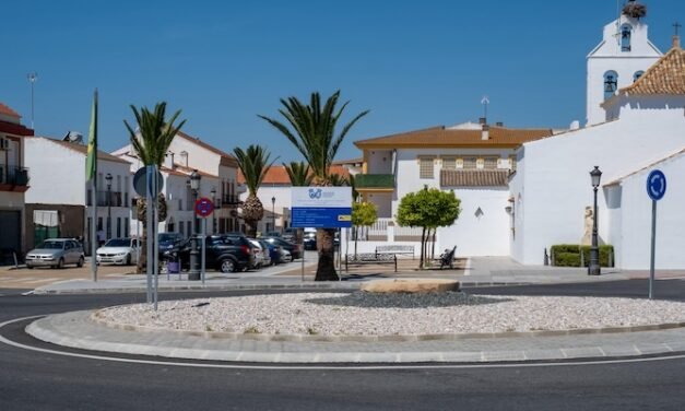 Una nueva glorieta en La Redondela mejora el tránsito hacia las playas
