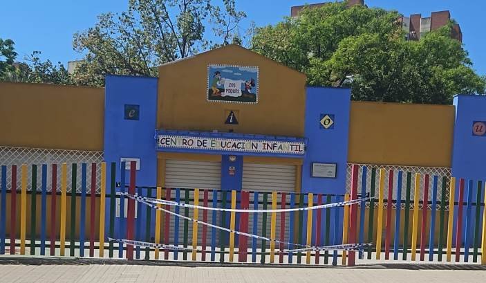 El desprendimiento de un falso techo de una guardería obliga a reubicar a los menores