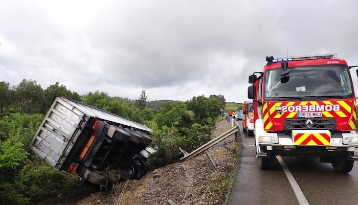 Un herido al precipitarse un camión por un desnivel en El Buitrón