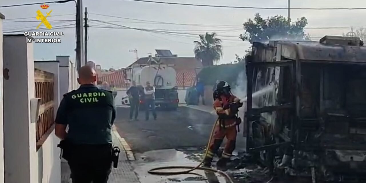 Un incendio en un vehículo de limpieza amenaza a varias viviendas en Punta Umbría