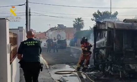 Un incendio en un vehículo de limpieza amenaza a varias viviendas en Punta Umbría